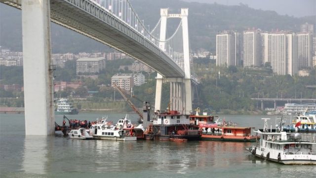Search boats next to the bridge in Chongqing, China (28 Oct 2018)