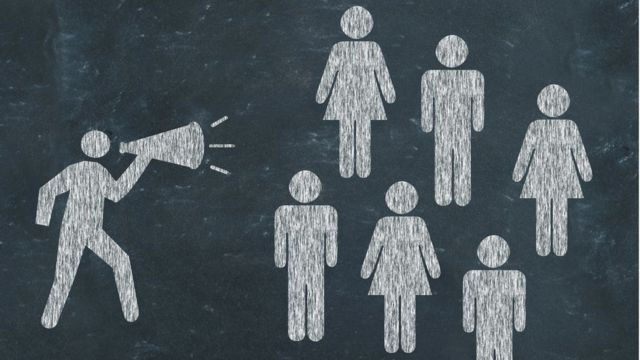 Ilustração de homem gritando para homens e mulheres em um alto-falante