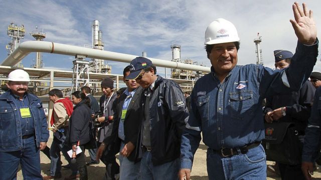 Evo Morales en una planta energética boliviana.