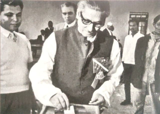 '৭০-এর নির্বাচনে নিজের ভোট প্রদান দিচ্ছেন শেখ মুজিব।