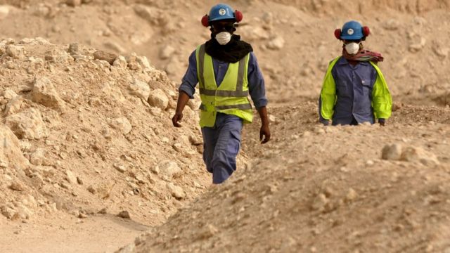 عاملان في مشروع بناء ملعب كرة قدم في قطر