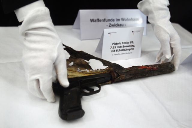2011 yılında Alman polisinin NSU cinayetlerine dair düzenlediği basın toplantısında sergilenen Çeska marka silah