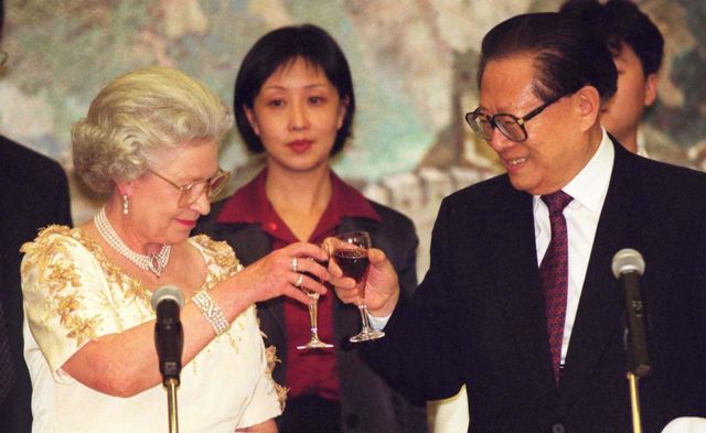 سفر رسمی جیانگ زمین به بریتانیا اولین سفر یک رهبر کمونیست چین بود. در این عکس او در کنار ملکه الیزابت دوم دیده می‌شود
