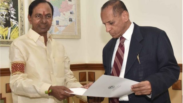గవర్నరుకు తీర్మానం అందిస్తున్న