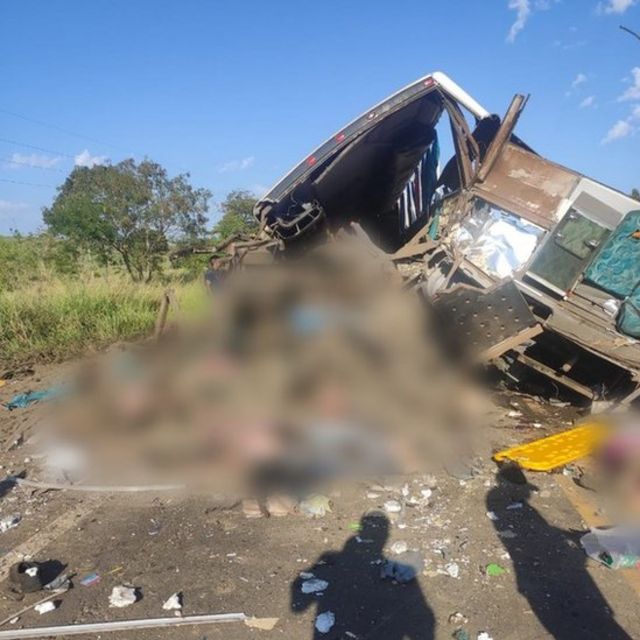 Bus carrying textile company workers in the interior of SP