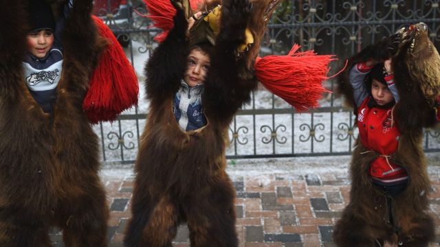 کودکانی در رومانی که لباس خرس پوشیده‌اند