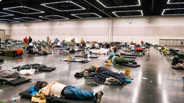 Gente descansando en la estación de enfriamiento del Centro de Convenciones de Oregón, Portland.