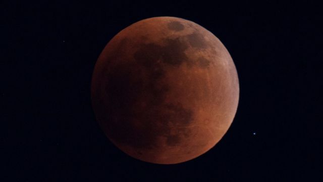 La imagen muestra la superluna de sangre.