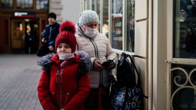 Una niña y una mujer con cubrebocas en Moscú