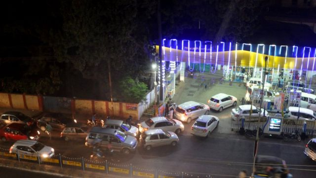 पटना में पेट्रोल पंप के बाहर लगी लाइन