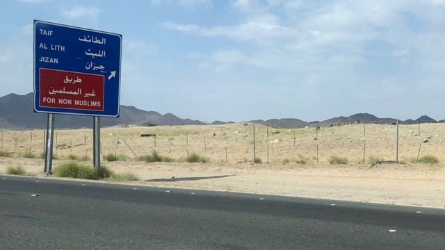 صورة التقطت على الطريق السريع إلى مكة قبل نحو عامين تظهر لوحة مرورية تشير إلى طريق خاص لـ