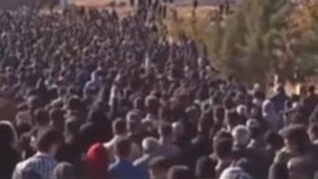تصاویر منتشر شده در شبکه های اجتماعی معترضان در جوانرود را پرشمار نشان می‌دهد