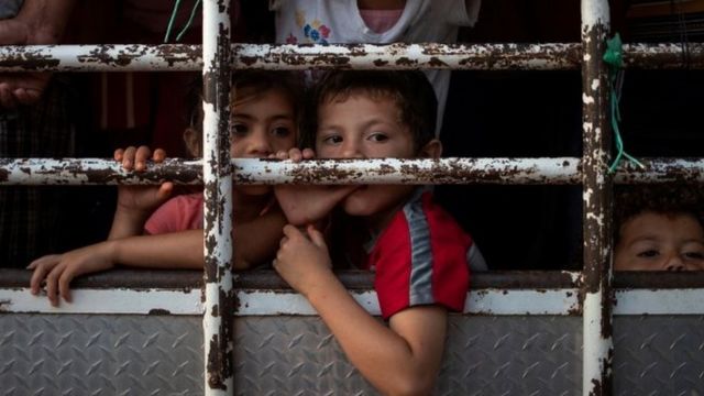 Crianças hondurenhas em caravana da américa central no México