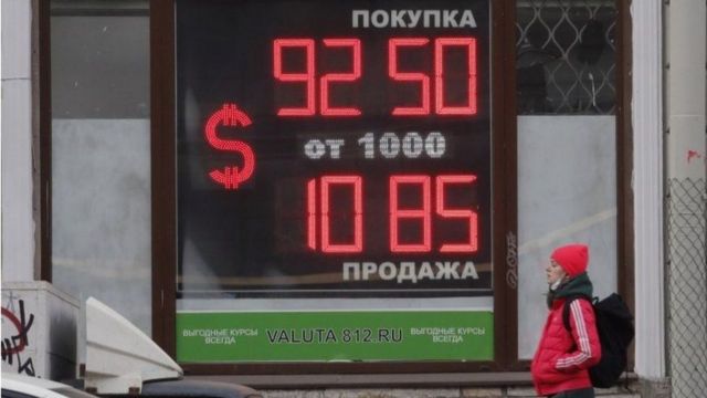 A cotação do rublo russo despencou desde que sanções econômicas foram impostas à Rússia