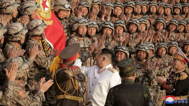 Kim Jong-un y militares