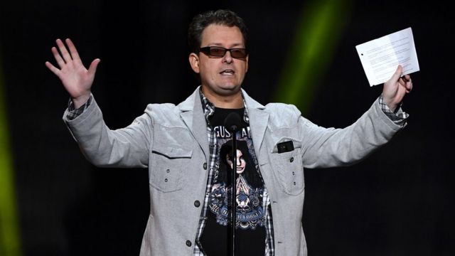 Kevin Moore lanza el Proyecto Agosto, en memoria de su fallecida esposa, durante los Premios AVN 2018.