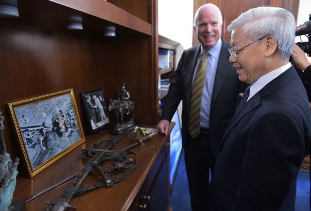 Tổng Bí thư Đảng Cộng sản Việt Nam Nguyễn Phú Trọng thăm văn phòng Thượng nghị sĩ John McCain ngày 8 tháng 7 năm 2015 trên Đồi Capitol ở Washington, DC