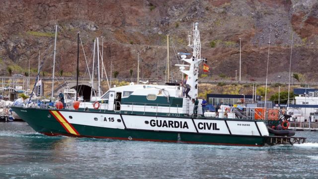 Barco de la guardia civil involucrado en la búsqueda de las niñas.
