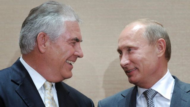 ティラーソン氏（左）とプーチン氏。写真はロシア・ソチで。