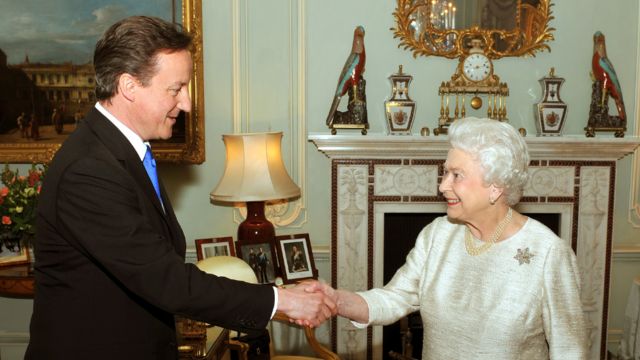 2010年，卡梅伦领导的保守党在大选中赢得微弱多数，女王在白金汉宫接见卡梅伦并邀请他组建新政府。(photo:BBC)