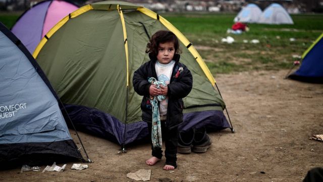 أرشيف- طفلة في معسكر للمهاجرين على الحدود اليونانية المقدونية