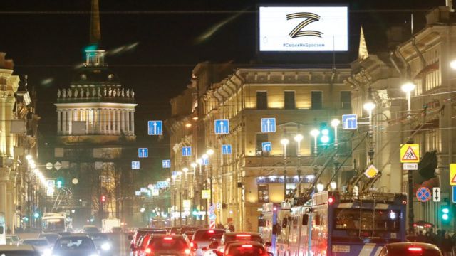Un tablero muestra el símbolo "Z" y un eslogan: "No nos damos por vencidos con nuestra gente" en San Petersburgo, 4 de marzo de 2022