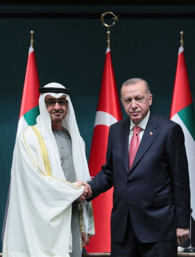 الشيخ محمد بن زايد يصافح الرئيس التركي رجب طيب أردوغان في أنقرة في نوفمبر/تشرين الثاني الماضي