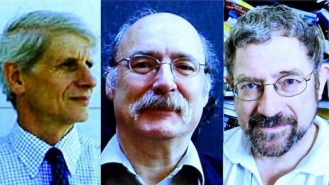 (G. à Dr.) David Thouless, Duncan Haldane et Michael Kosterlitz
