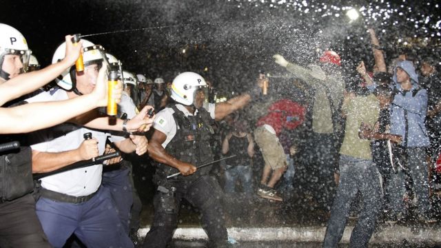 PM reage com spray de pimenta em Brasília em 20 de junho de 2013