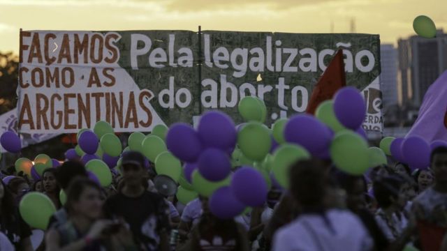 Mulheres em protesto contra criminalização do aborto no Brasil