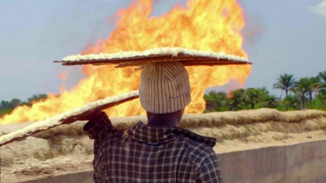 La vie à 50°C : les torchères de gaz toxiques qui alimentent le changement climatique au Nigeria