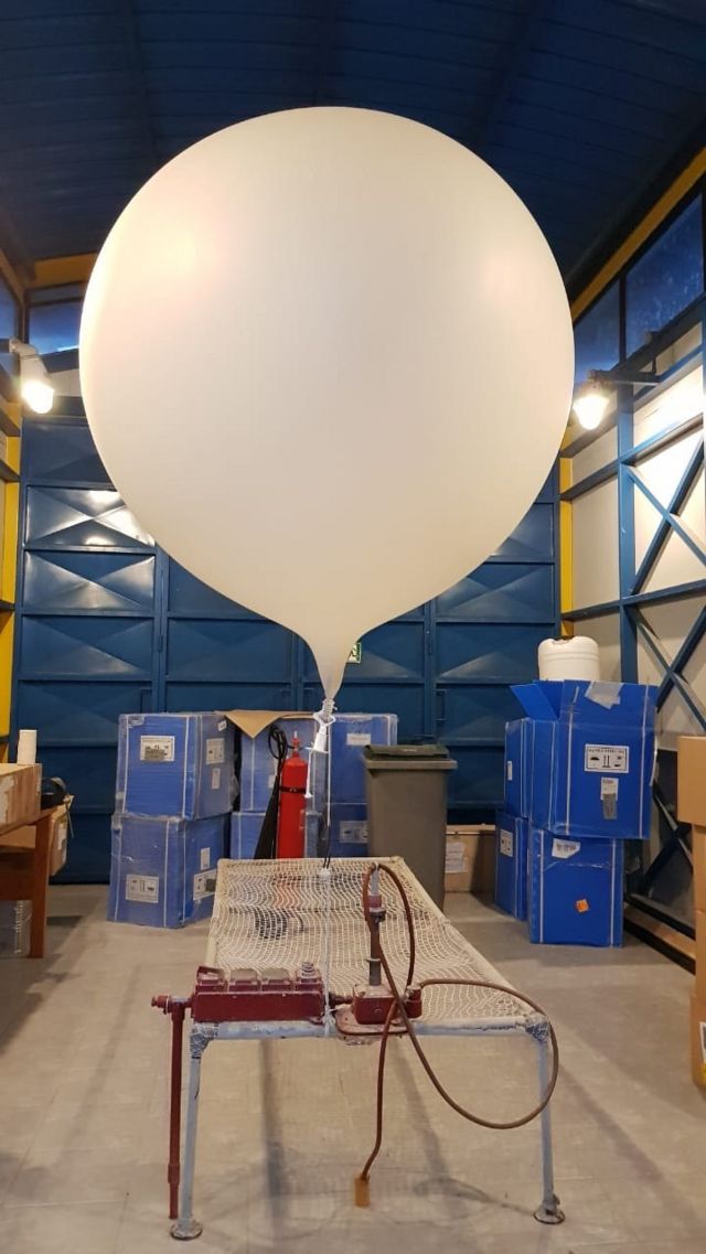 Globo sonda en la estación meteorológica de Puerto Montt, Chile.