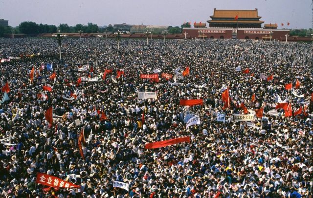 1989年5月4日，天安门广场上的抗议人群