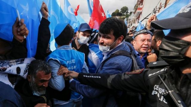 Membros da minoria étnica uigur protestam em Istambul (Turquia), em outubro, contra a China