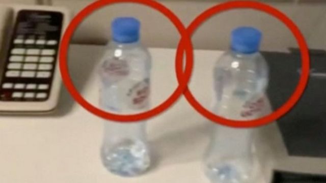 زجاجتا مياه كانت من بين زجاجات أخرى ظهرت في الشريط المصورالذي نشر على حساب نافالني على انستغرام