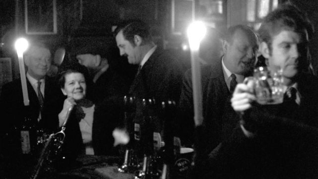Les Britanniques ont appris à boire dans les pubs à la lueur des bougies pendant la crise des années 1970, lorsque les coupures de courant étaient monnaie courante.