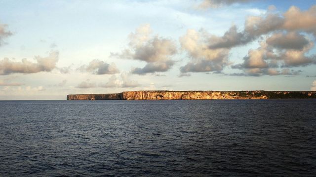 La isla de Mona, ubicada en el centro del Canal de la Mona, está a 75 millas al suroeste de la ciudad boricua de Mayagüez