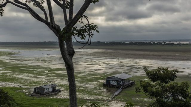 Vista do Lago do Aleixo, perto de Manaus, em foto de 25 de outubro de 2022, mostra que o rio Amazonas está em níveis mínimos de água por causa de uma seca