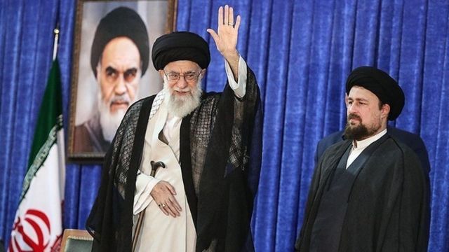 رهبر ایران در کنار حسن خمینی، نوه بنیانگذار جمهوری اسلامی