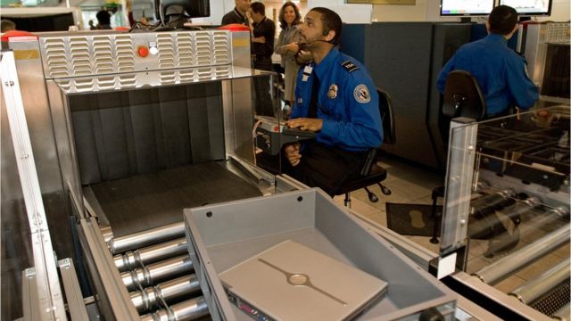 Petugas Administrasi Keamanan Transportasi (TSA) melihat X-ray laptop di Bandara Internasional Baltimore-Washington.