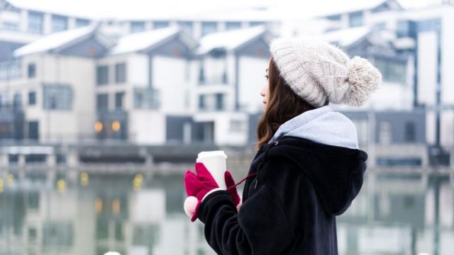 即使是那些不符合季节性情感障碍诊断标准的人，也常常感到他们的情绪在冬天会更低落一点（Credit: Getty）(photo:BBC)