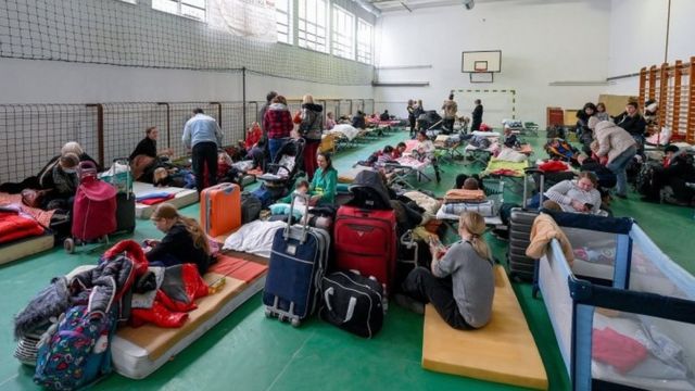 Refugiados ucraianos em escola na Hungria