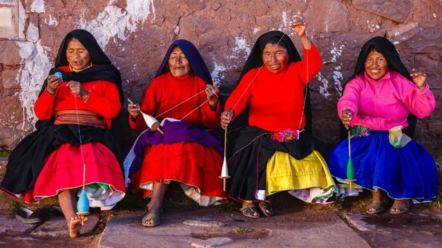 Cuatro mujeres de diferentes edades tejiendo