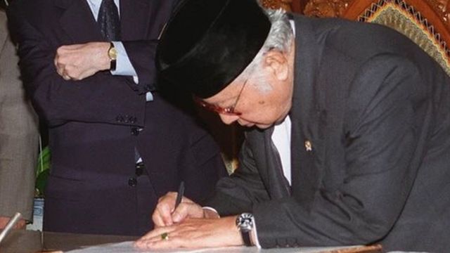 Soeharto menandatangani surat kesediaan menerima bantuan IMF senilai US$43 miliar atau Rp620 triliun.