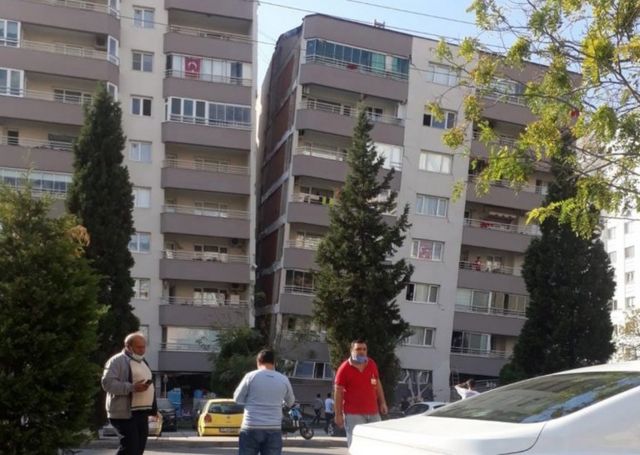 ساختمان سمت راست در ازمیر کج شده اما کامل فرو نریخته