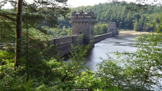 No início do século 20, a construção de barragens obrigou os moradores a abandonarem as vilas Derwent e Ashopton, na Inglaterra