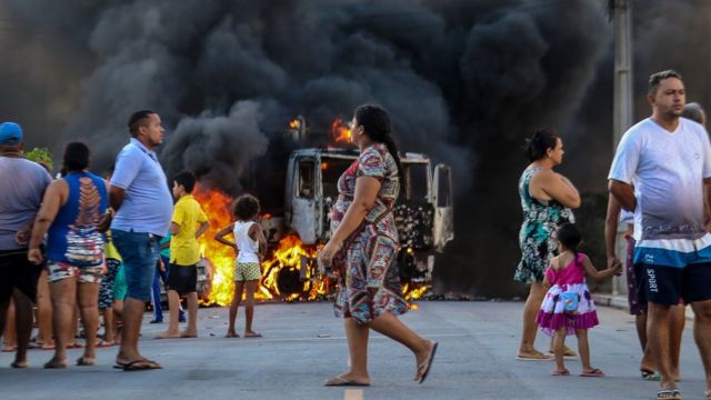 Veículo incendiado em Fortaleza