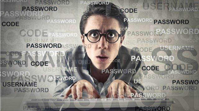 Hombre joven tecleando en un computador.