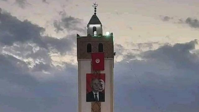 صورة للرئيس قيس سعيد على مئذنة أحد المساجد