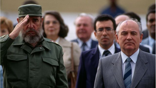Fidel Castro e Mikhail Gorbachev em evento ao ar livre